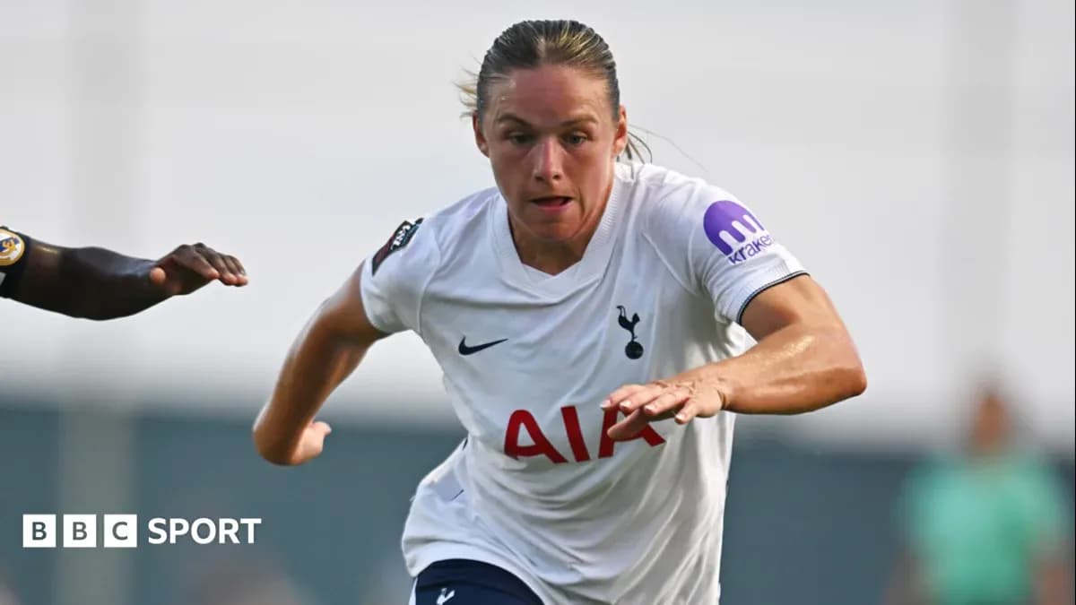 Joueuse de Tottenham sprintant avec le ballon Joueuse de Tottenham sprintant avec le ballon