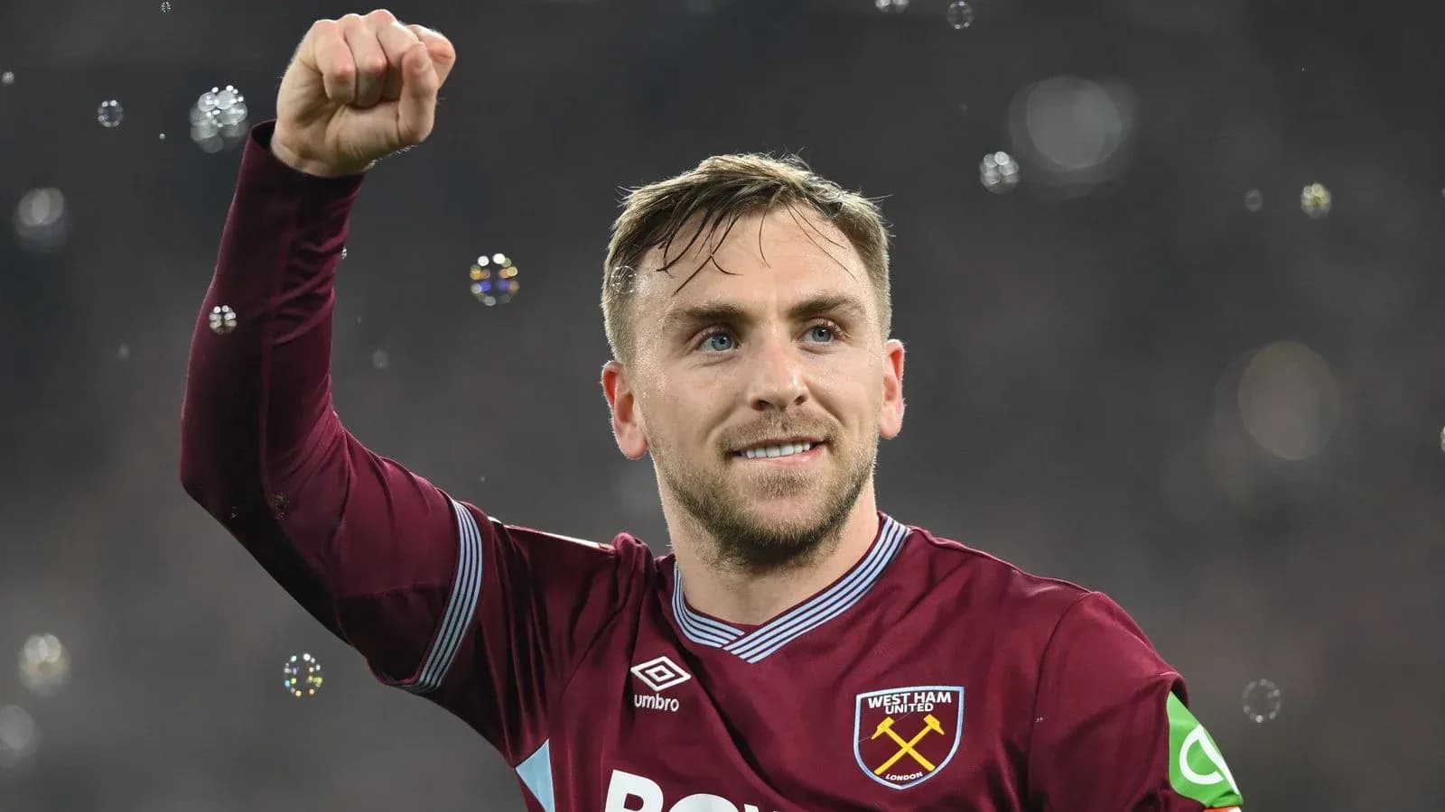 Joueur de West Ham United célébrant avec le poing levé Joueur de West Ham United célébrant avec le poing levé