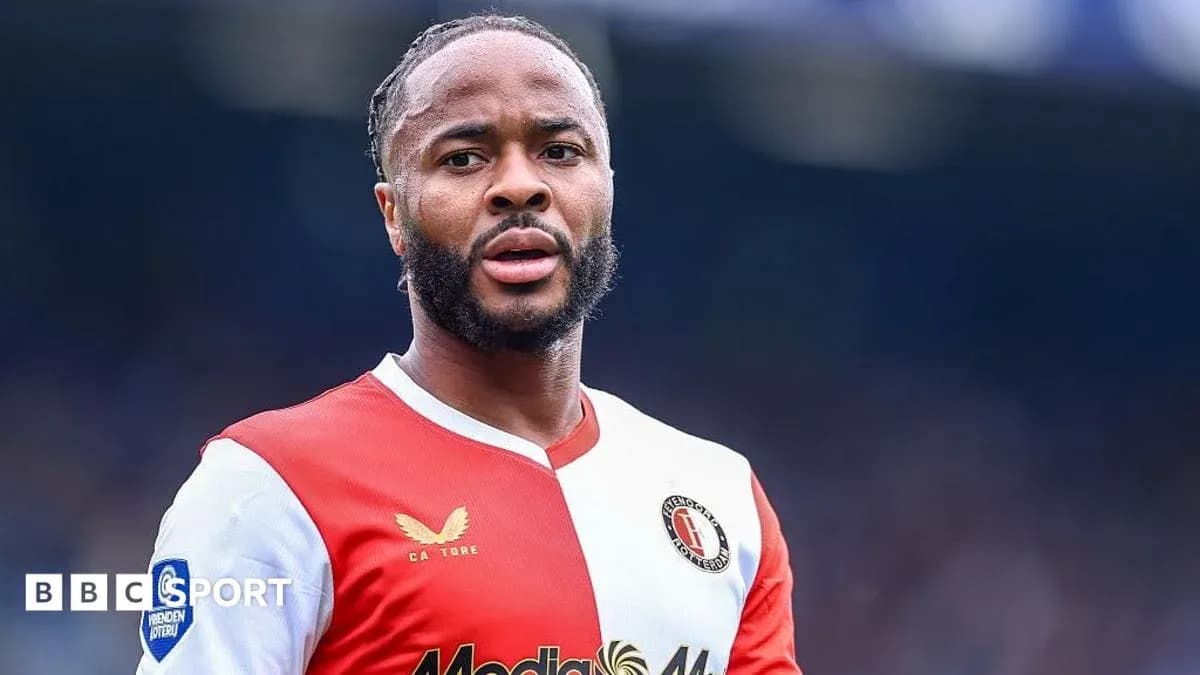 Joueur de football portant le maillot de Feyenoord Joueur de football portant le maillot de Feyenoord