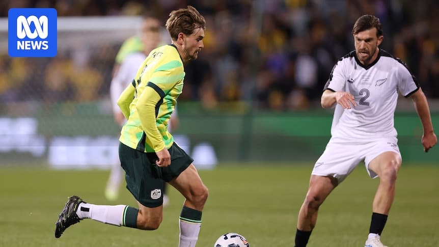 Joueur australien dribblant pendant le match contre la Nouvelle-Zélande Joueur australien dribblant pendant le match contre la Nouvelle-Zélande