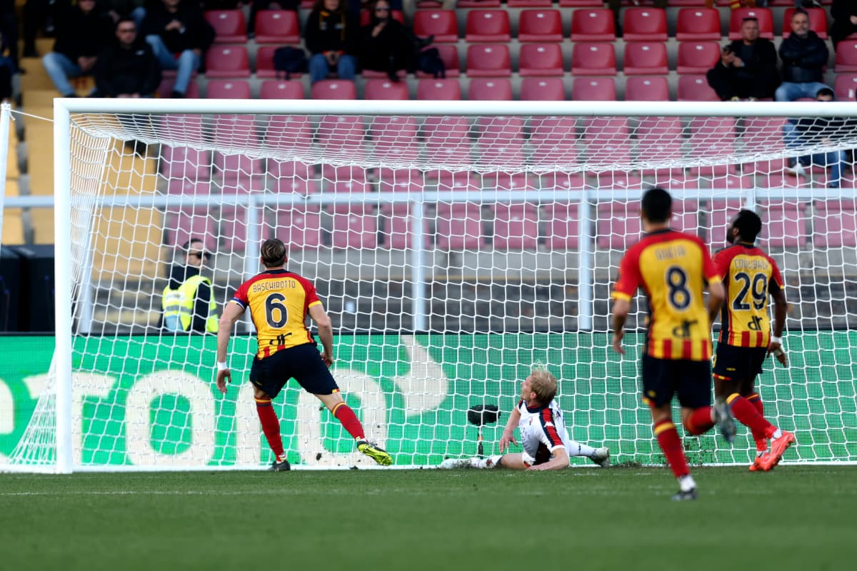 Un joueur de Lecce tire au but contre Genoa Un joueur de Lecce tire au but contre Genoa