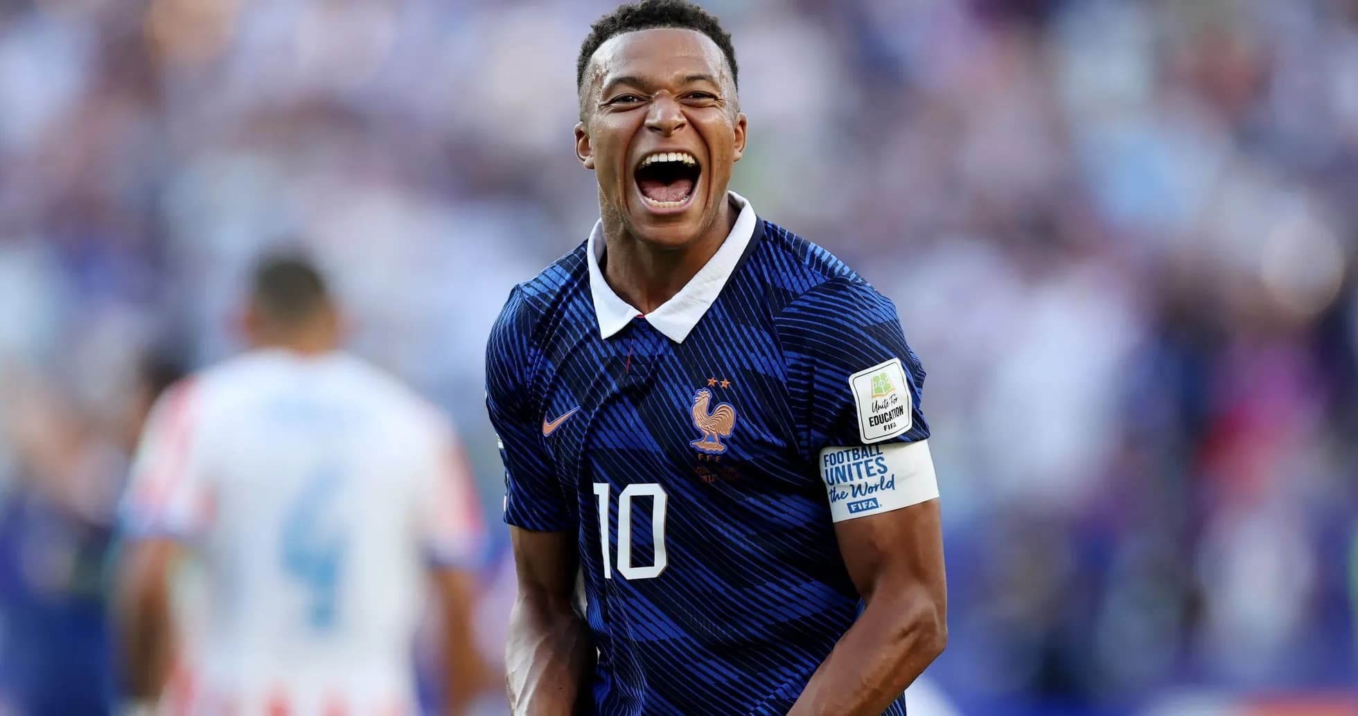 Joueur français célébrant un but sur le terrain Joueur français célébrant un but sur le terrain