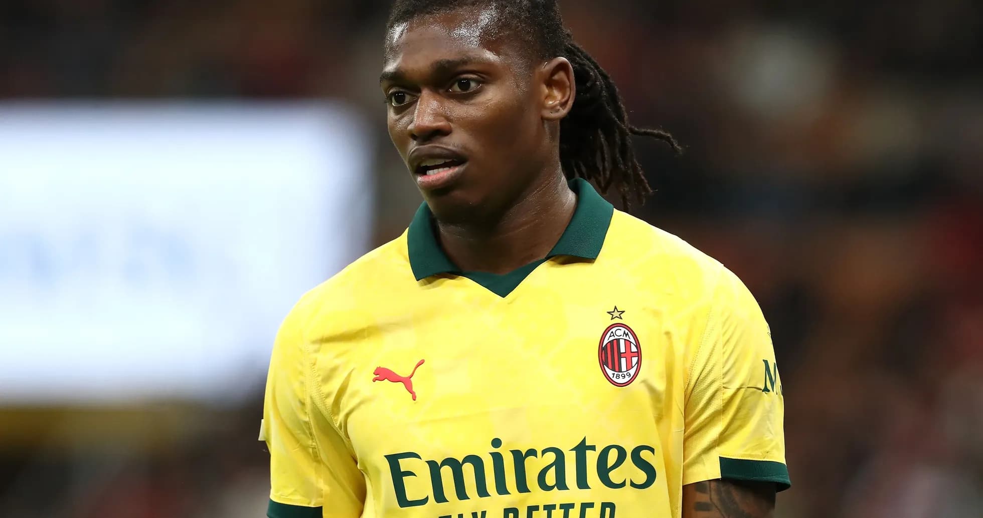 Joueur de l'AC Milan en maillot jaune sur le terrain Joueur de l'AC Milan en maillot jaune sur le terrain