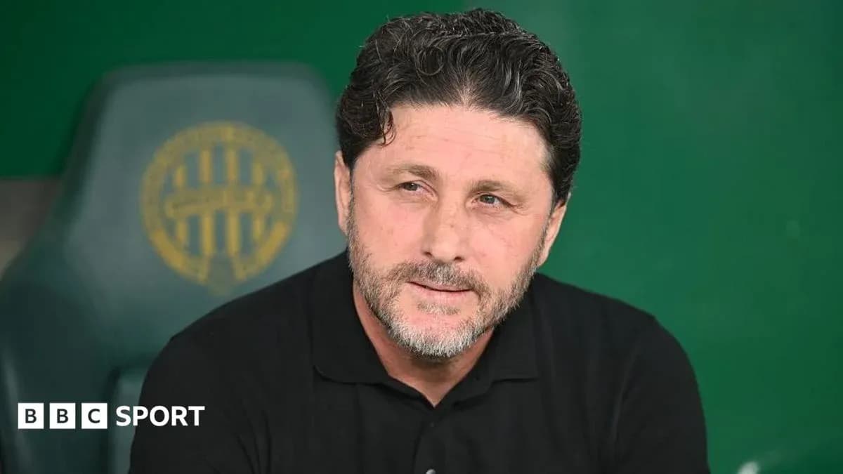 Entraîneur assis sur le banc lors d'un match Entraîneur assis sur le banc lors d'un match
