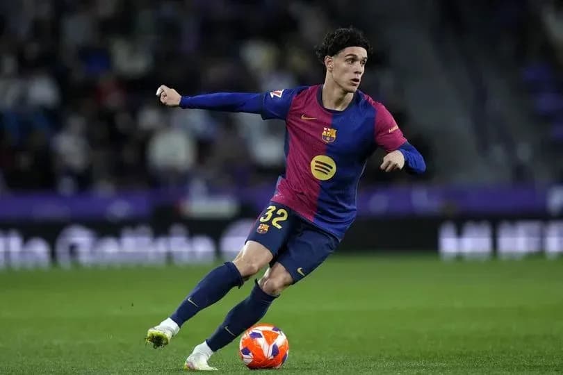 Joueur de Barcelone dribblant sur le terrain Joueur de Barcelone dribblant sur le terrain