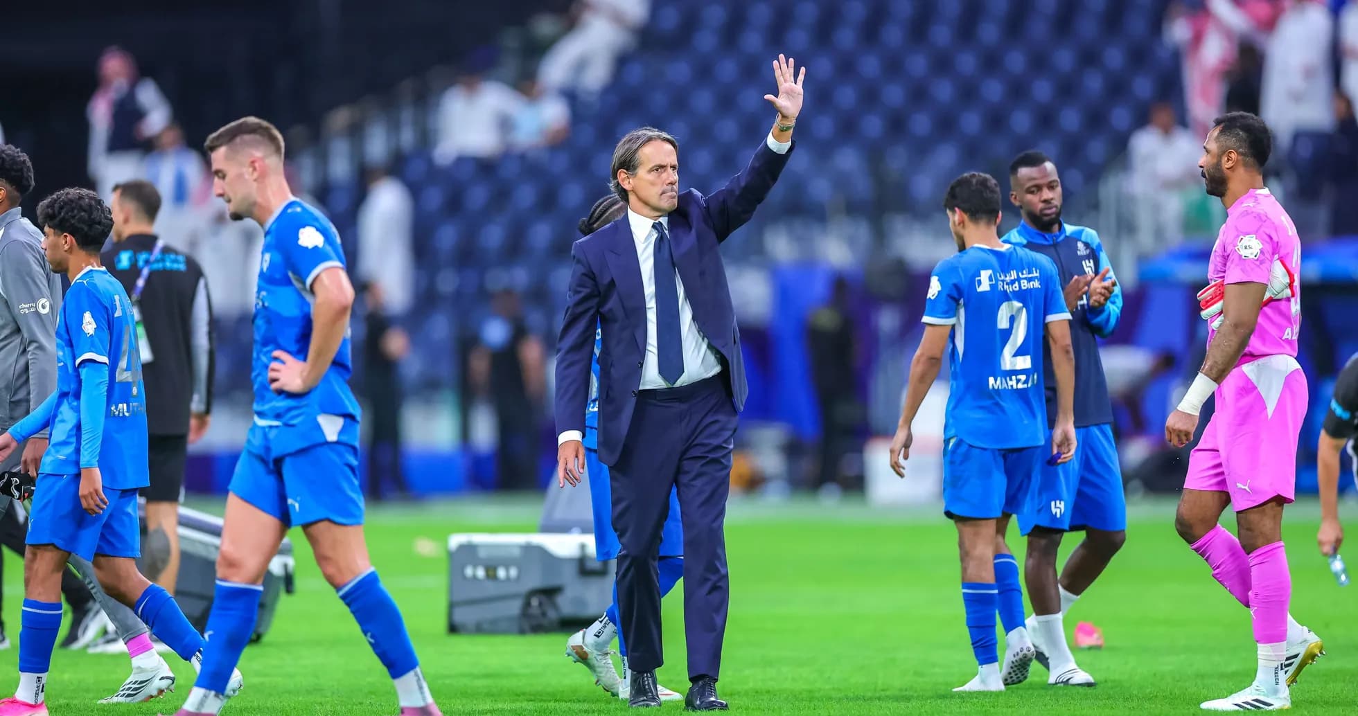 Entraîneur saluant l'équipe après le match Entraîneur saluant l'équipe après le match