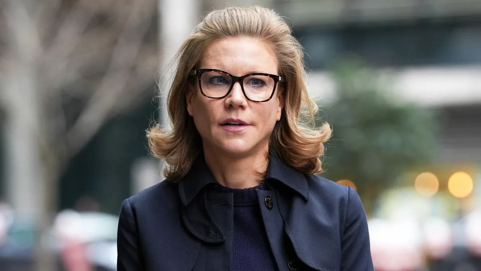 Femme portant des lunettes marchant dans la rue Femme portant des lunettes marchant dans la rue