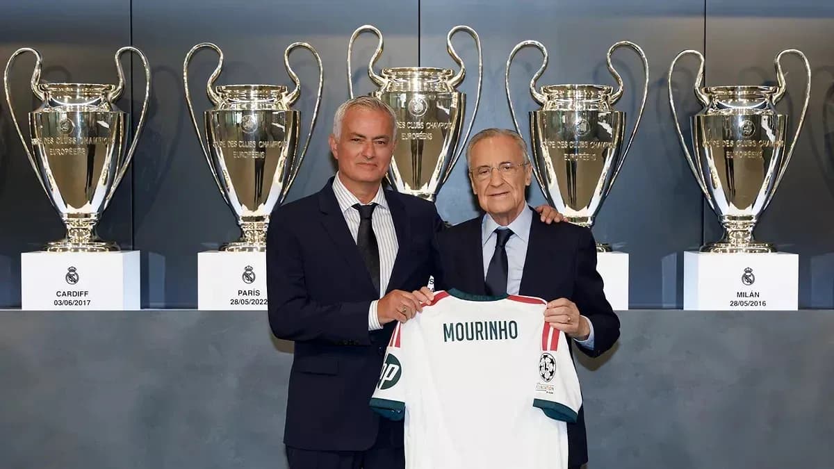 José Mourinho présente son maillot avec le président du Real Madrid José Mourinho présente son maillot avec le président du Real Madrid