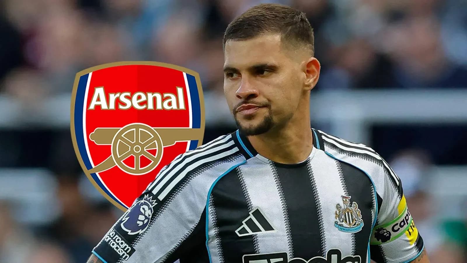 Joueur de Newcastle avec le logo d'Arsenal en arrière-plan Joueur de Newcastle avec le logo d'Arsenal en arrière-plan