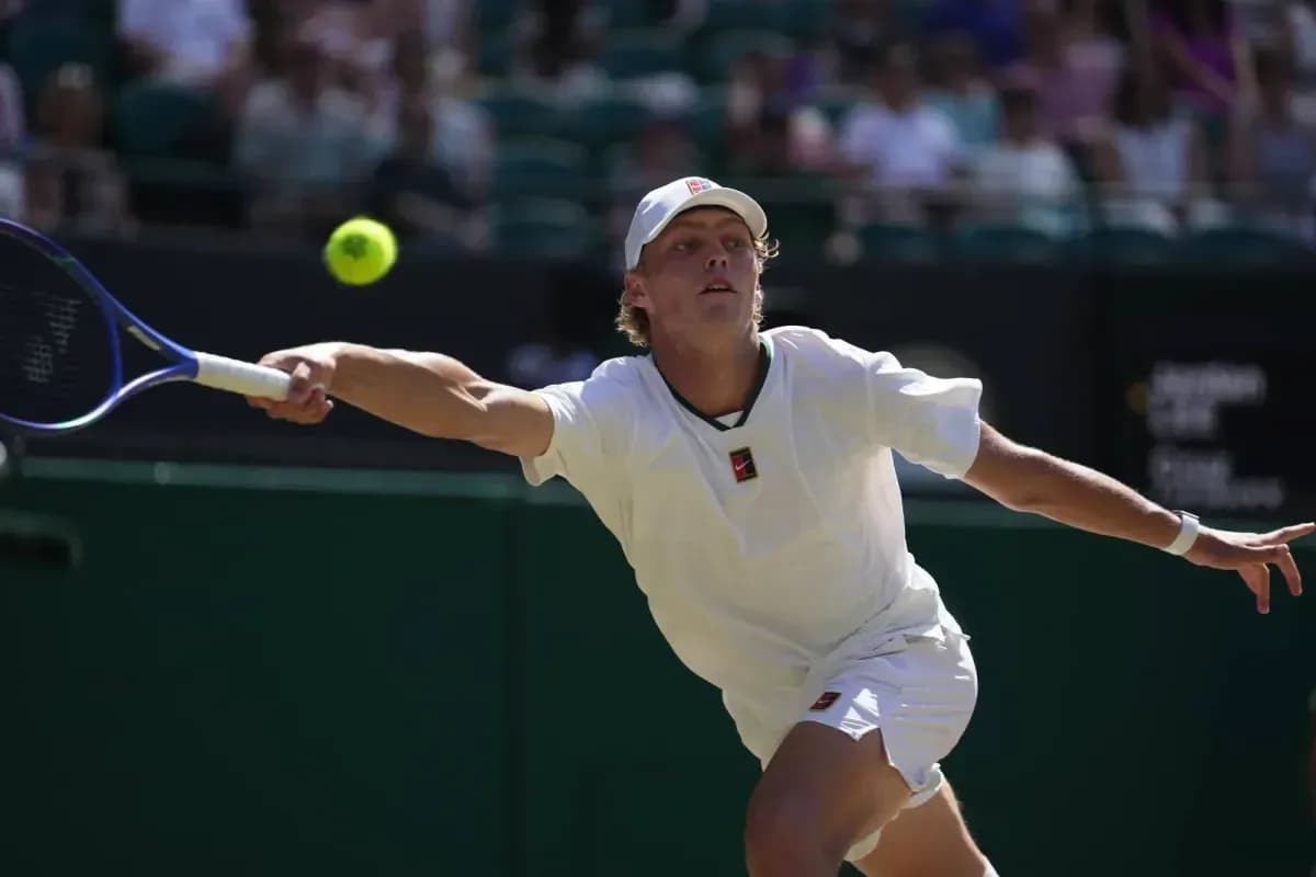 Joueur de tennis frappant une balle sur le court Joueur de tennis frappant une balle sur le court