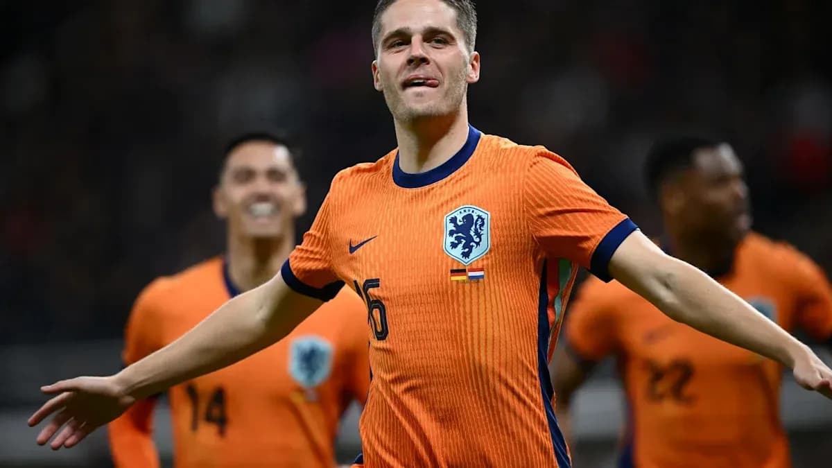 Joueur néerlandais célébrant un but avec coéquipiers Joueur néerlandais célébrant un but avec coéquipiers