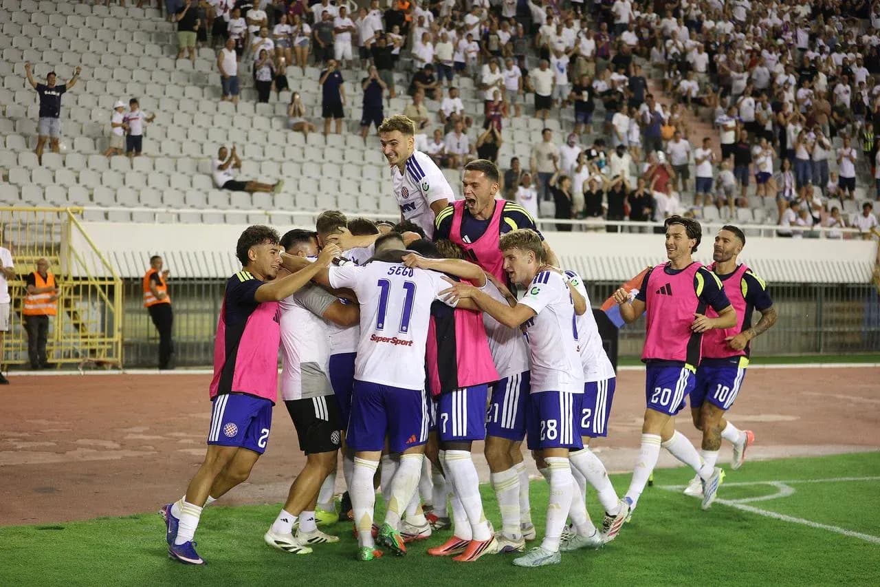 Joueurs de HNK Hajduk Split célèbrent un but Joueurs de HNK Hajduk Split célèbrent un but