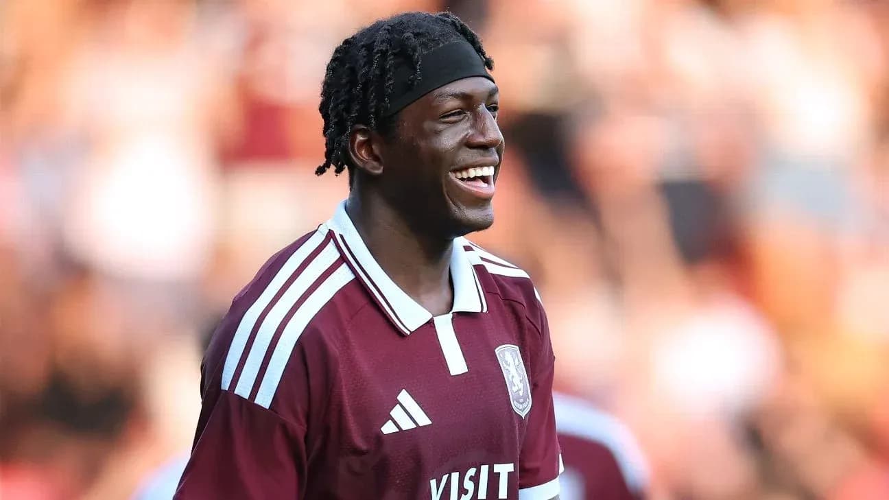 Joueur souriant en maillot maroon sur le terrain Joueur souriant en maillot maroon sur le terrain
