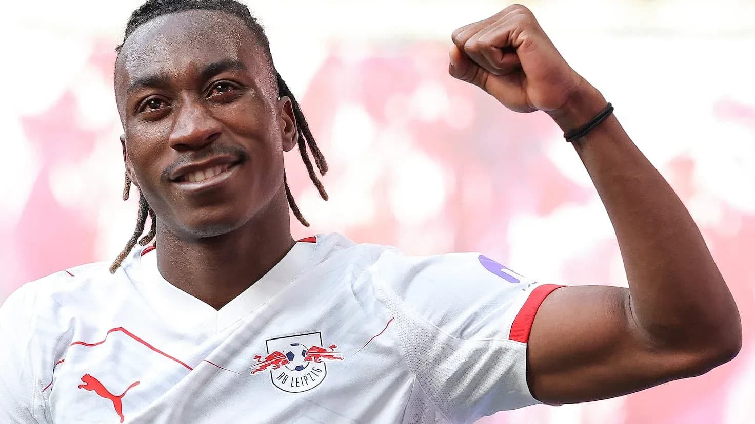 Joueur de RB Leipzig célébrant avec le poing levé Joueur de RB Leipzig célébrant avec le poing levé