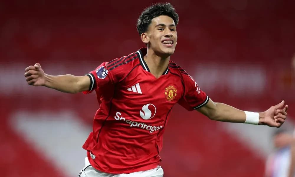 Joueur de Manchester United célébrant un but Joueur de Manchester United célébrant un but