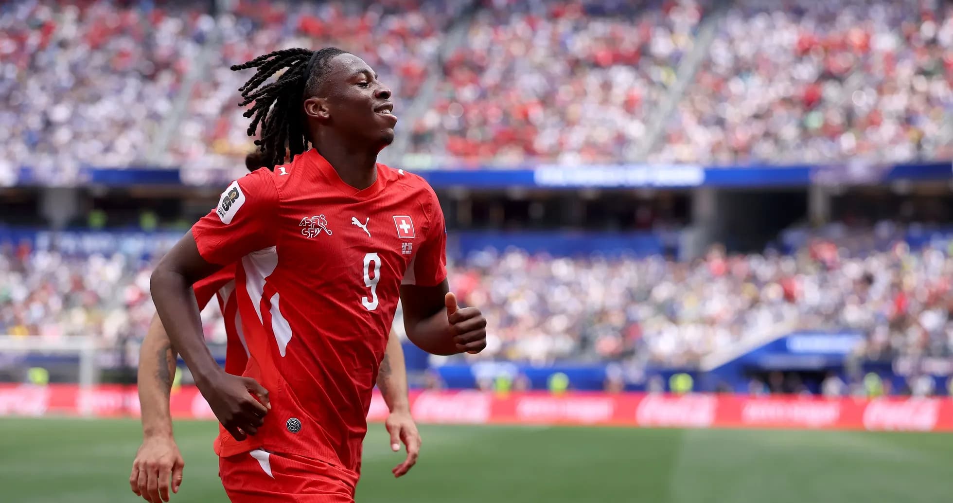 Joueur suisse courant sur le terrain pendant un match Joueur suisse courant sur le terrain pendant un match