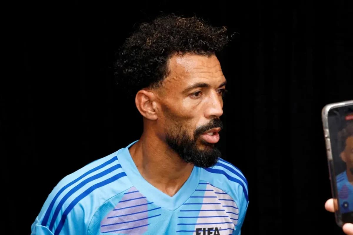 Joueur de football s'exprimant lors d'une interview Joueur de football s'exprimant lors d'une interview