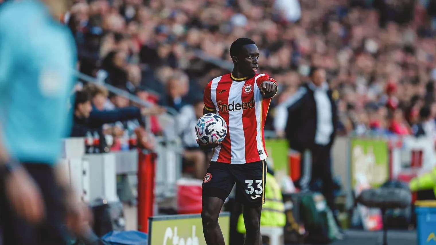 Joueur de Brentford avec le ballon en main Joueur de Brentford avec le ballon en main
