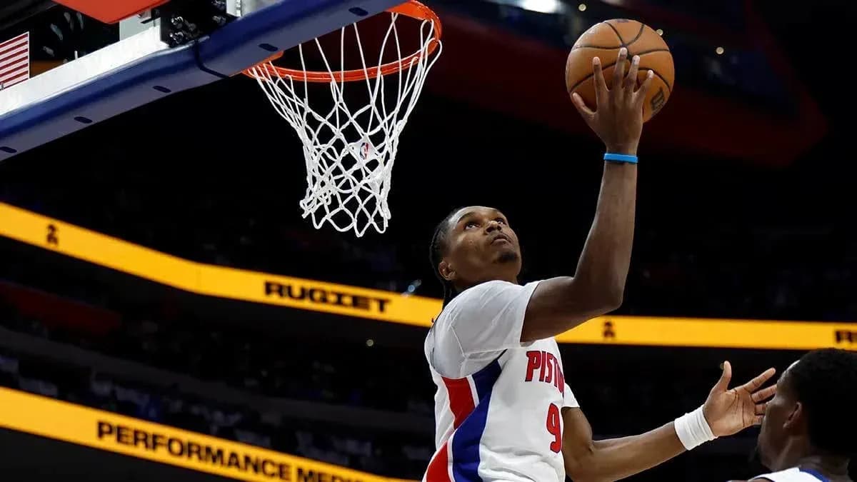 Joueur des Pistons tirant au panier pendant un match Joueur des Pistons tirant au panier pendant un match
