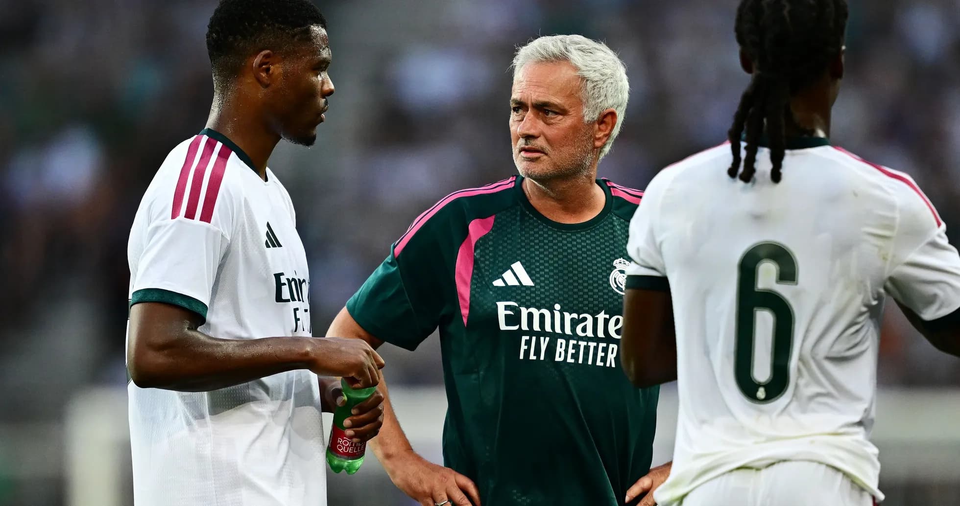 José Mourinho discutant avec des joueurs de l'équipe José Mourinho discutant avec des joueurs de l'équipe