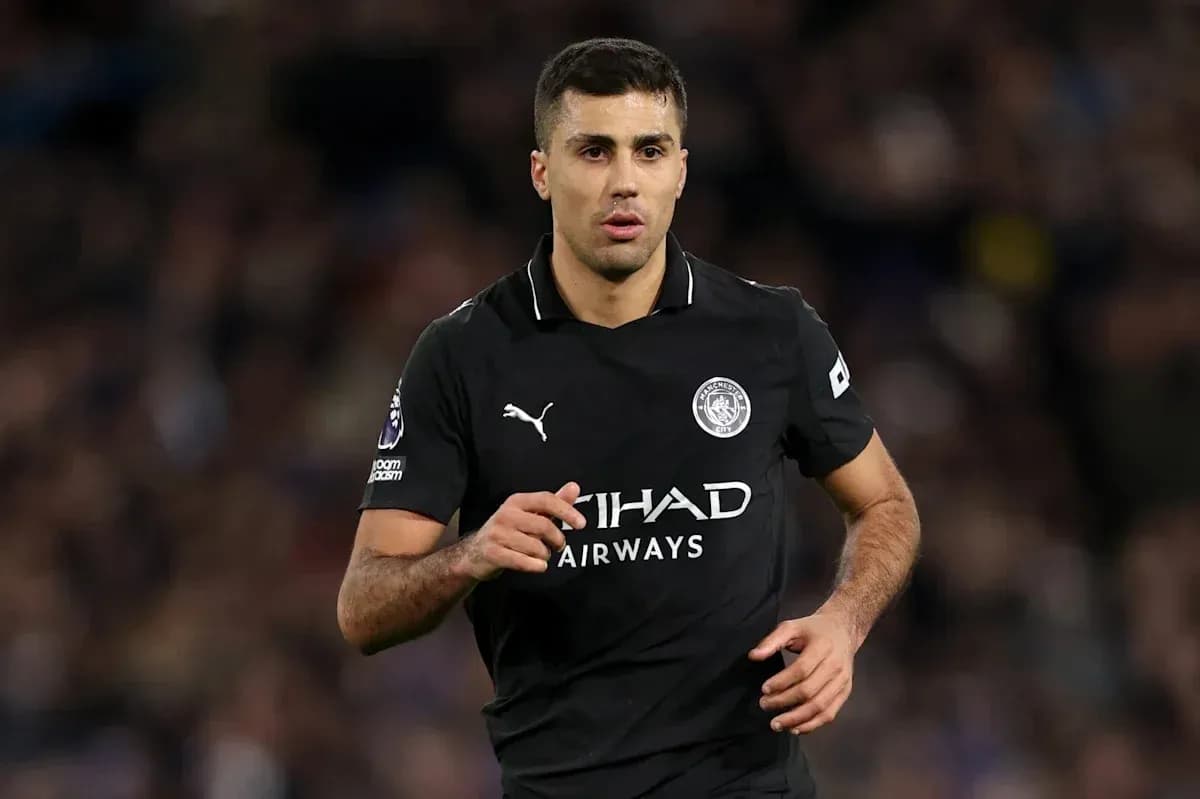 Joueur de Manchester City courant sur le terrain Joueur de Manchester City courant sur le terrain