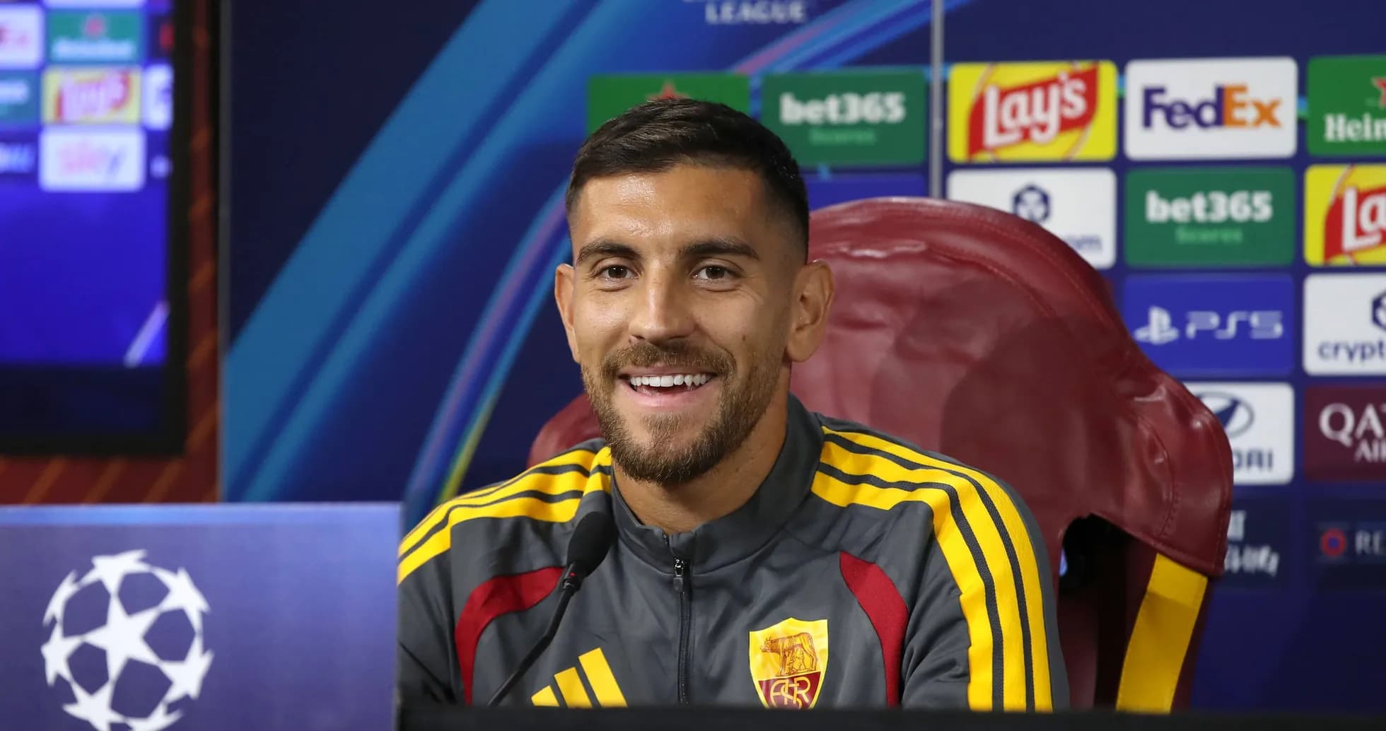 Joueur souriant lors d'une conférence de presse Joueur souriant lors d'une conférence de presse