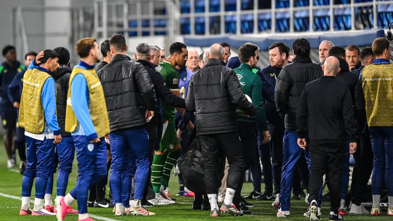 Joueurs et entraîneurs se serrent la main après match Joueurs et entraîneurs se serrent la main après match