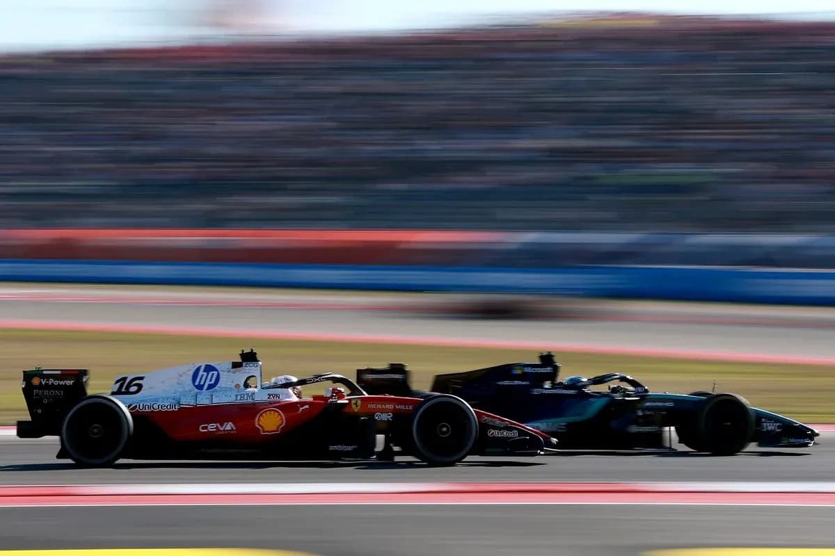 Deux voitures de F1 en course sur circuit Deux voitures de F1 en course sur circuit