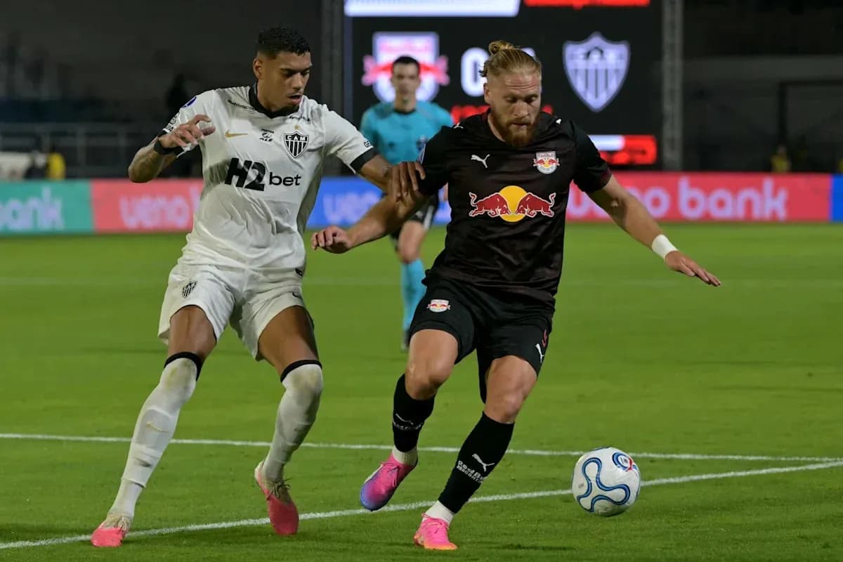Deux joueurs se disputant le ballon sur le terrain Deux joueurs se disputant le ballon sur le terrain