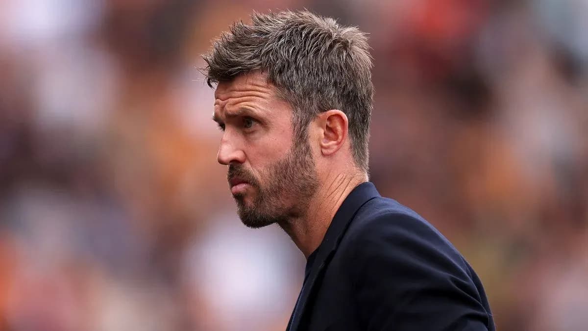 Entraîneur observant le match depuis la touche Entraîneur observant le match depuis la touche