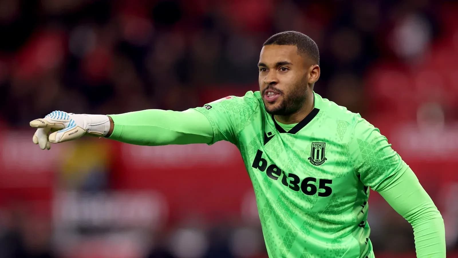 Gardien de but de Stoke City donnant des instructions Gardien de but de Stoke City donnant des instructions
