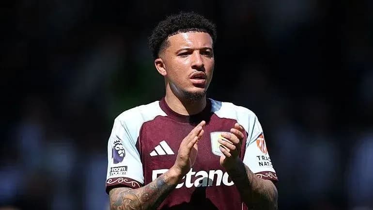 Joueur applaudit sur le terrain lors d'un match Joueur applaudit sur le terrain lors d'un match