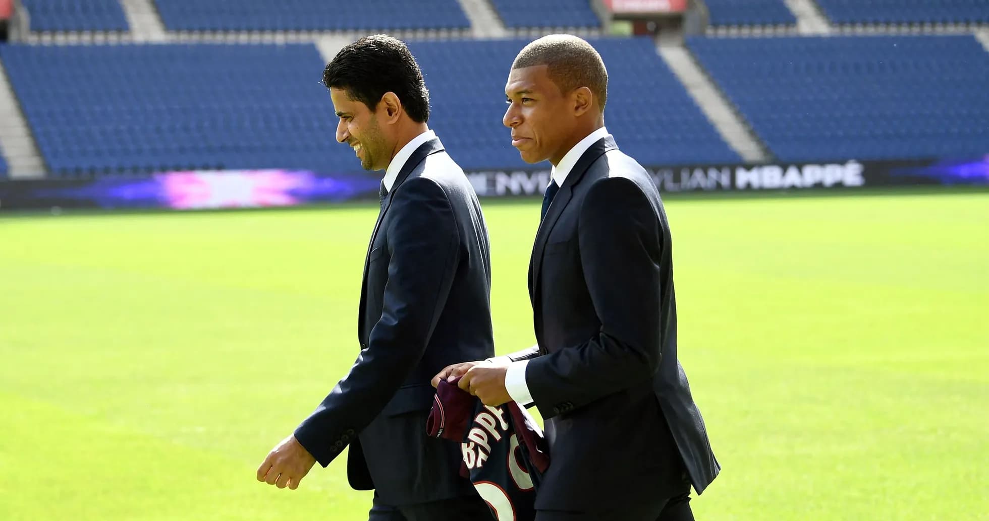 Kylian Mbappé et un dirigeant marchant sur le terrain Kylian Mbappé et un dirigeant marchant sur le terrain