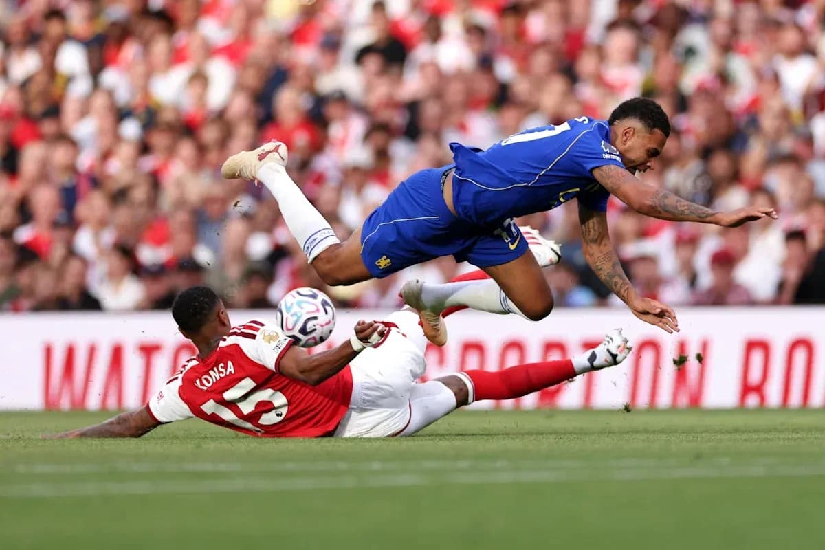 Joueur de Chelsea chute sur un défenseur d'Arsenal Joueur de Chelsea chute sur un défenseur d'Arsenal