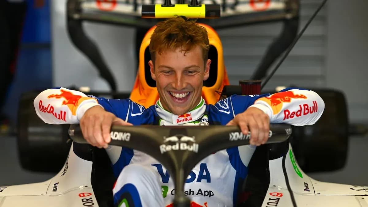 Pilote souriant dans une voiture de course Red Bull Pilote souriant dans une voiture de course Red Bull