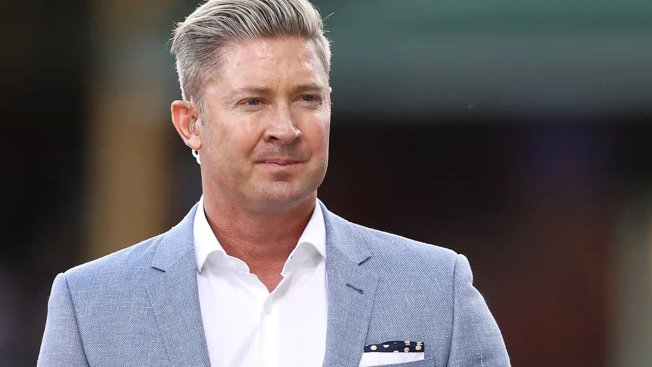 Homme en costume parlant lors d'un événement sportif Homme en costume parlant lors d'un événement sportif