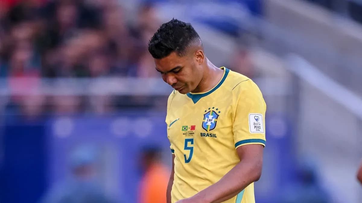 Joueur brésilien portant le maillot jaune de Brasil Joueur brésilien portant le maillot jaune de Brasil