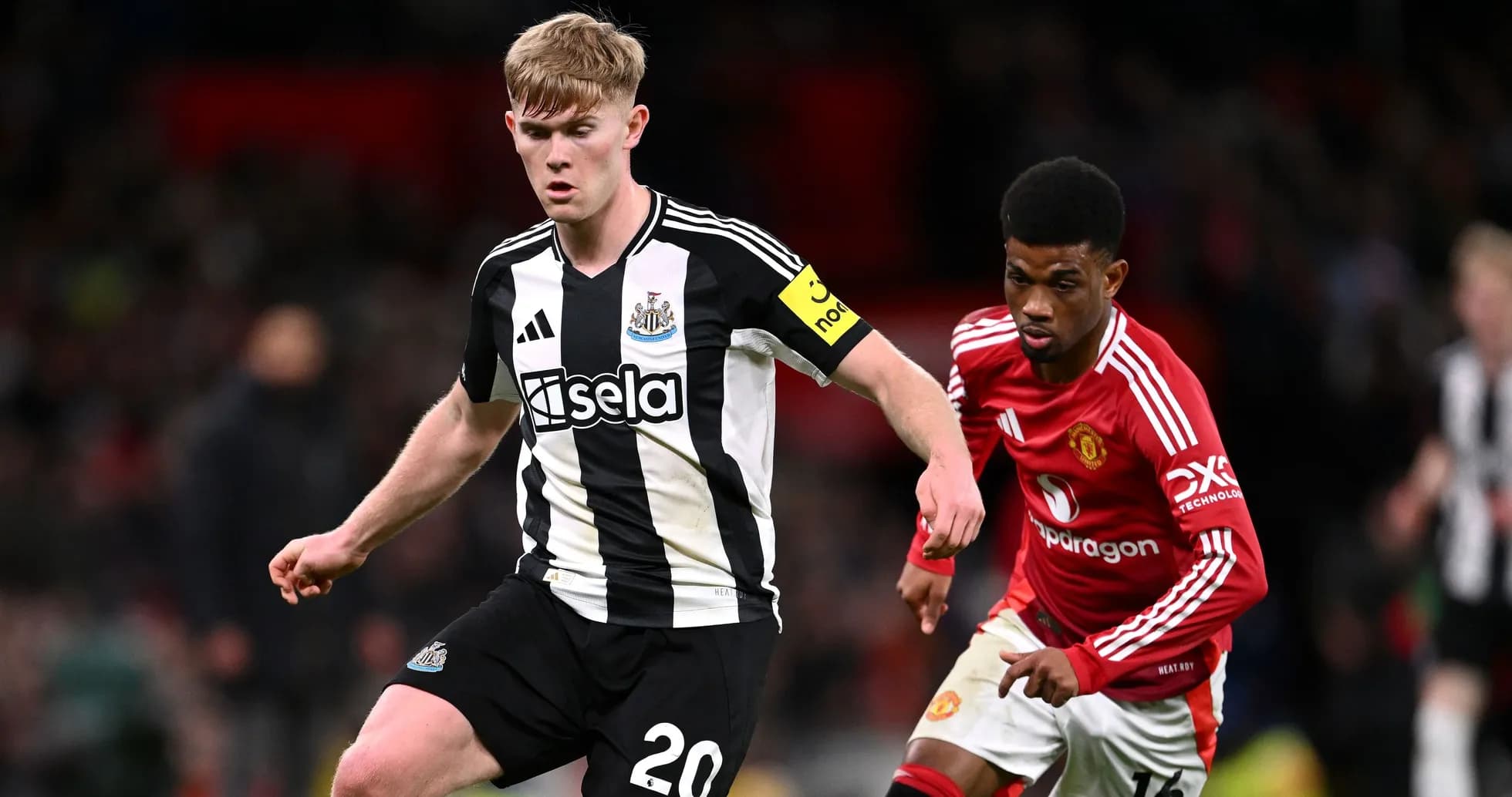 Joueur de Newcastle dribblant sous pression de Manchester United Joueur de Newcastle dribblant sous pression de Manchester United