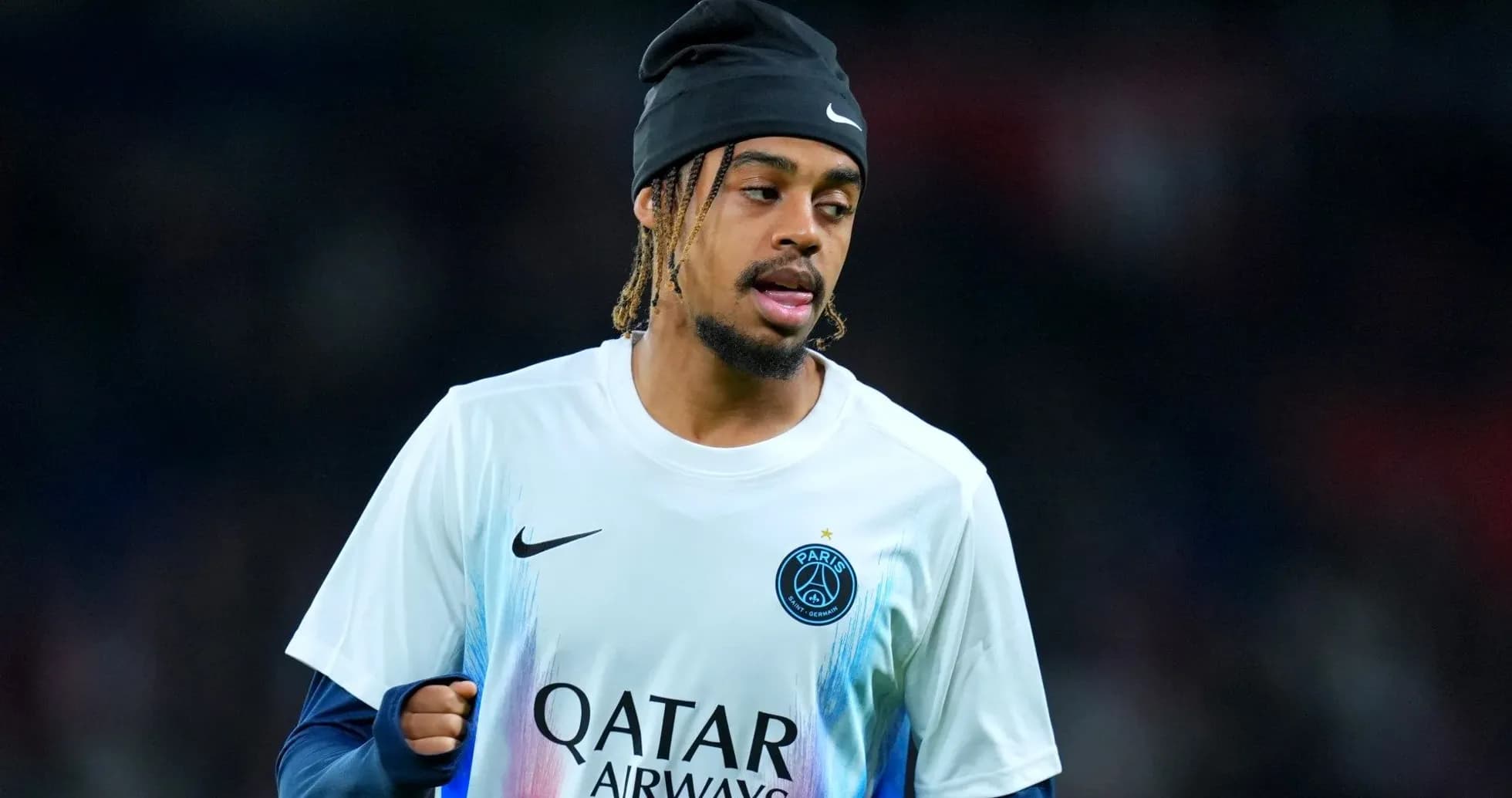 Joueur du PSG en train de s'échauffer avant le match Joueur du PSG en train de s'échauffer avant le match