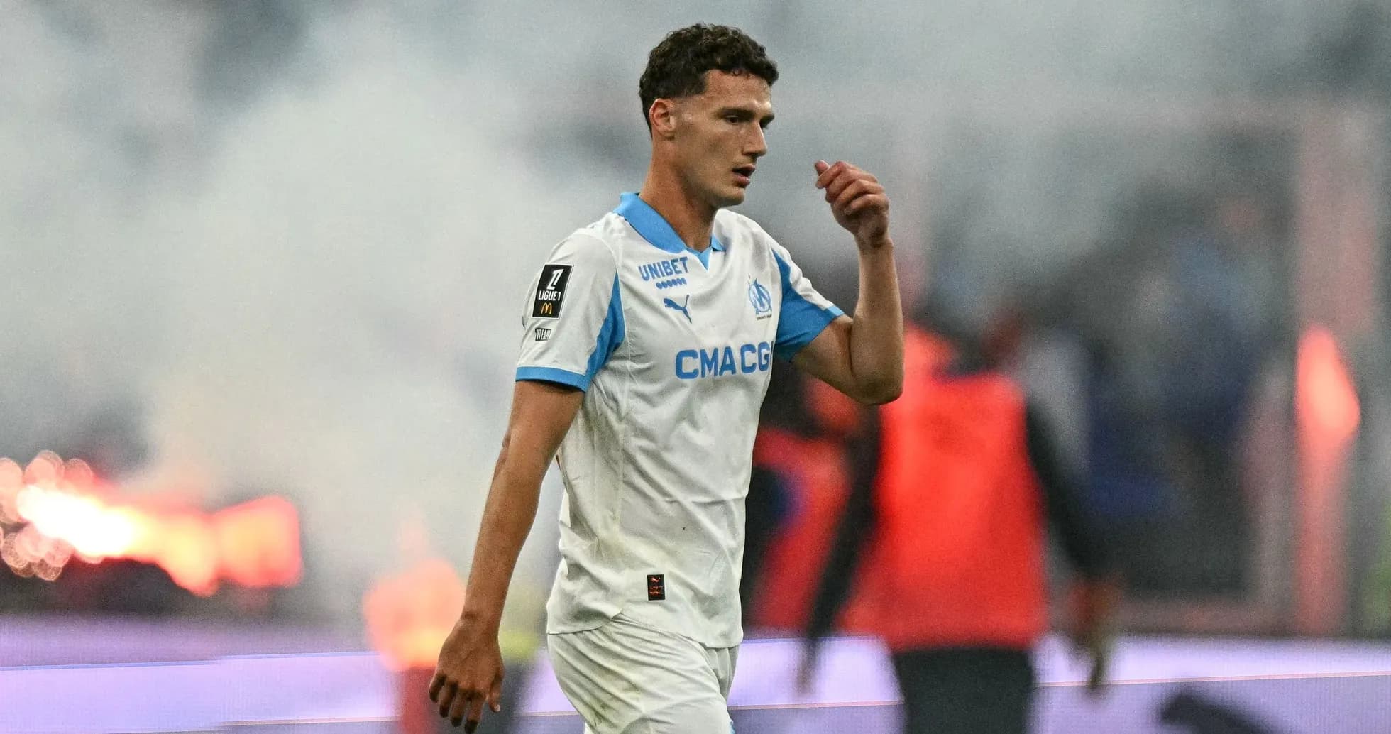 Joueur de l'OM marchant sur le terrain en fumée Joueur de l'OM marchant sur le terrain en fumée