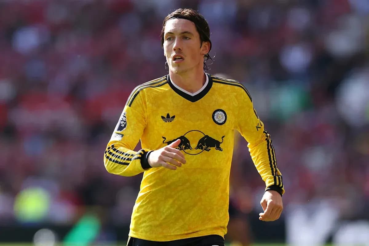 Joueur en maillot jaune courant sur le terrain Joueur en maillot jaune courant sur le terrain