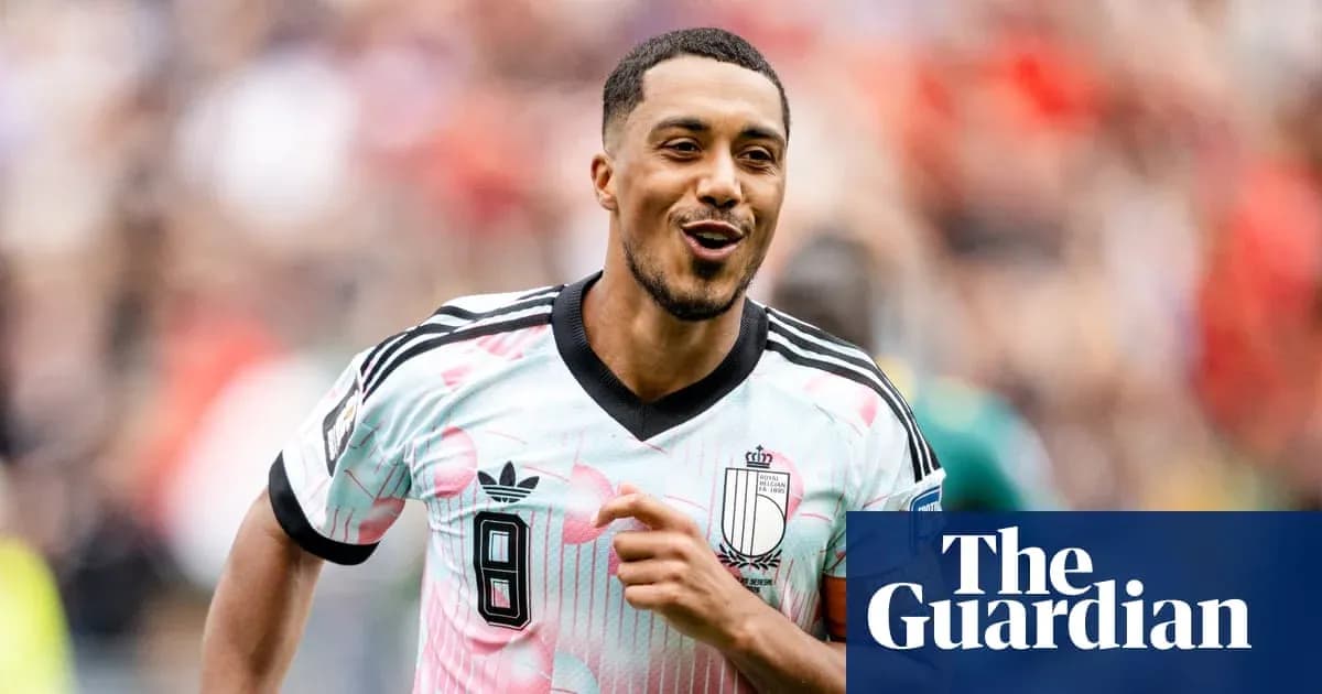 Joueur célébrant un but sur le terrain de football Joueur célébrant un but sur le terrain de football
