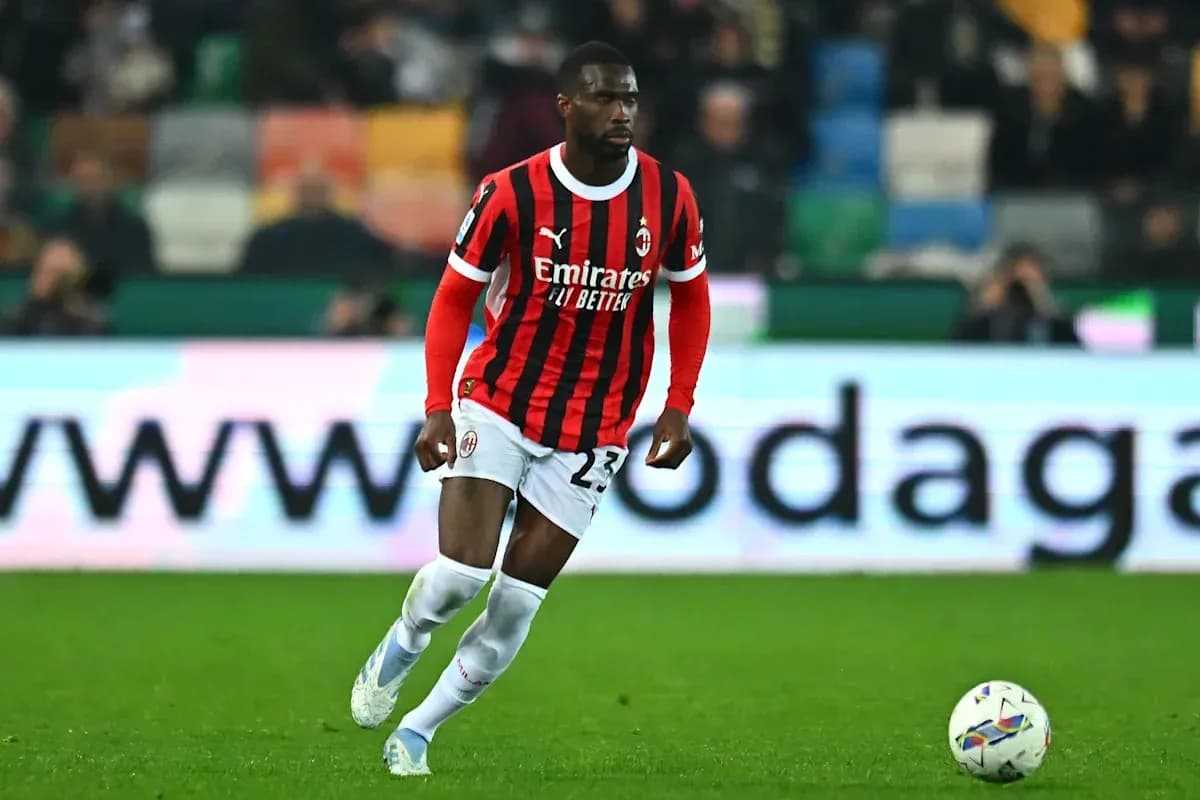 Joueur de l'AC Milan en action sur le terrain Joueur de l'AC Milan en action sur le terrain