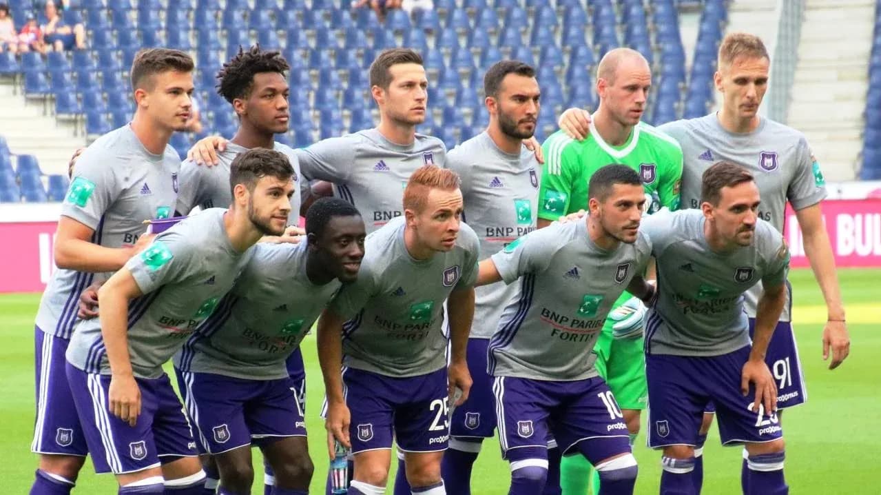 Équipe d'Anderlecht avant un match de football Équipe d'Anderlecht avant un match de football