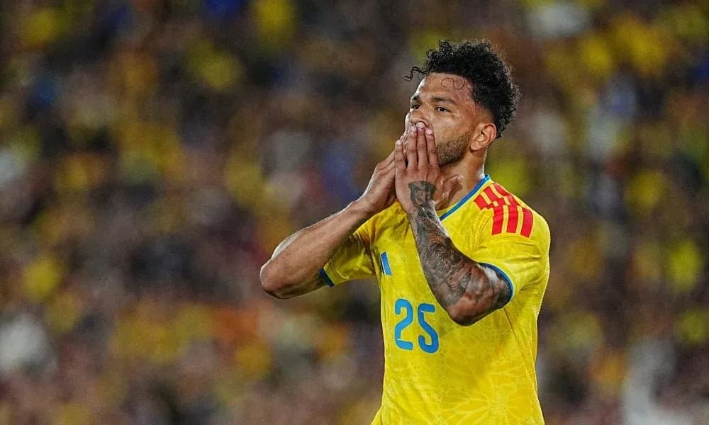 Joueur en maillot jaune se tenant le visage Joueur en maillot jaune se tenant le visage
