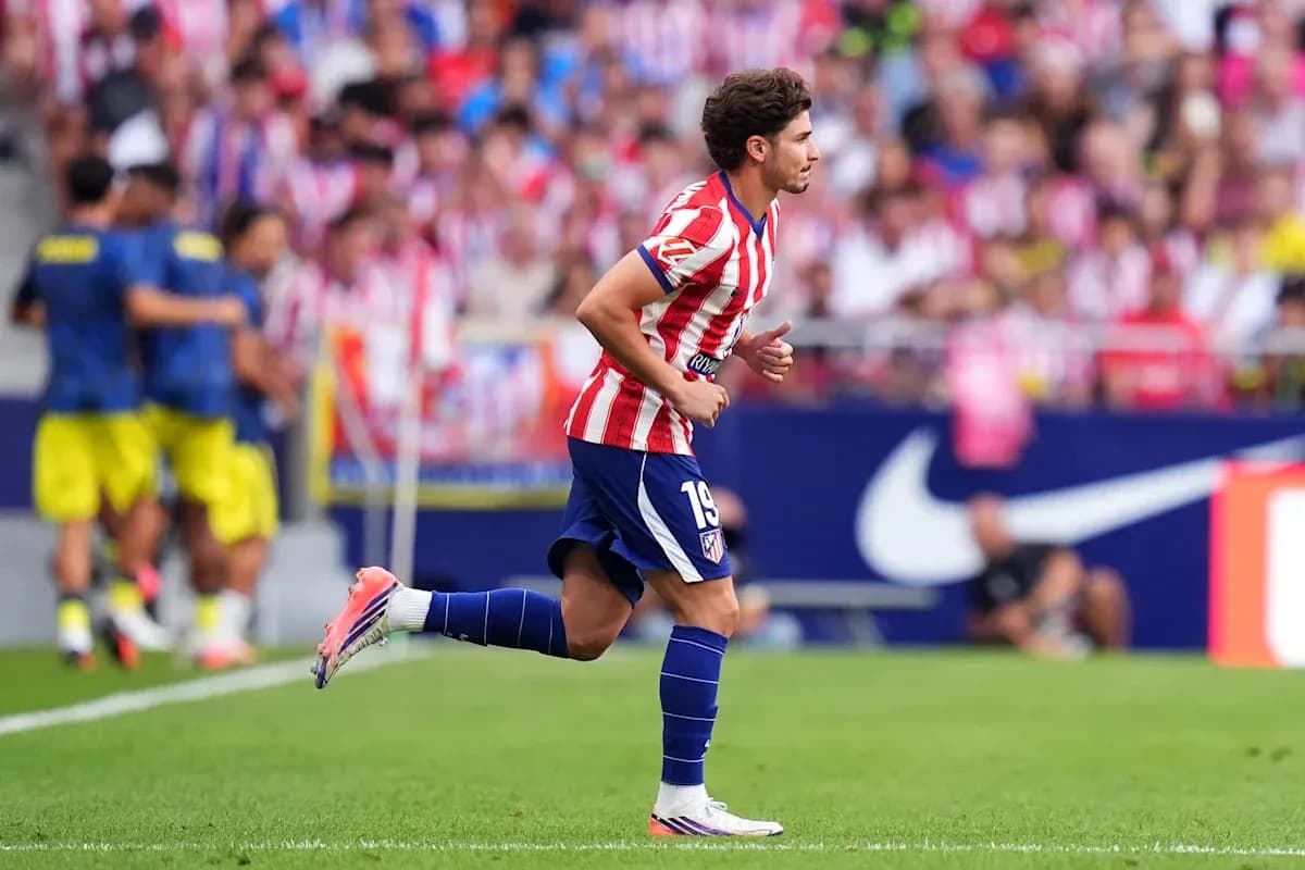 Joueur d'Atlético Madrid courant sur le terrain Joueur d'Atlético Madrid courant sur le terrain
