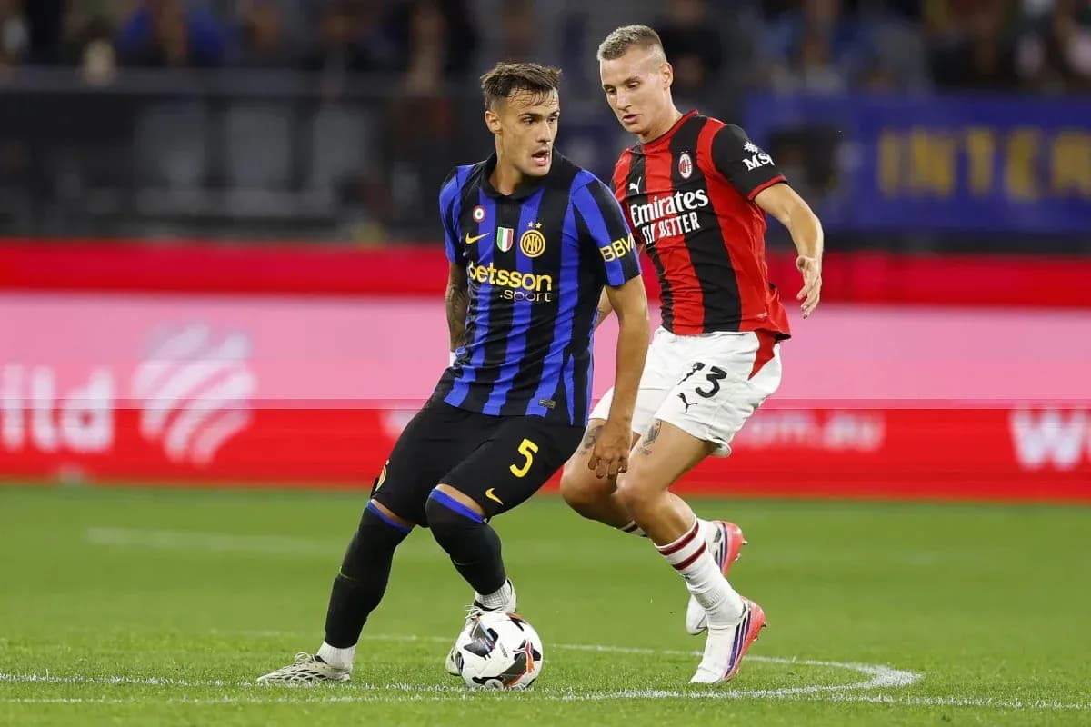 Deux joueurs en compétition lors d'un match de football Deux joueurs en compétition lors d'un match de football