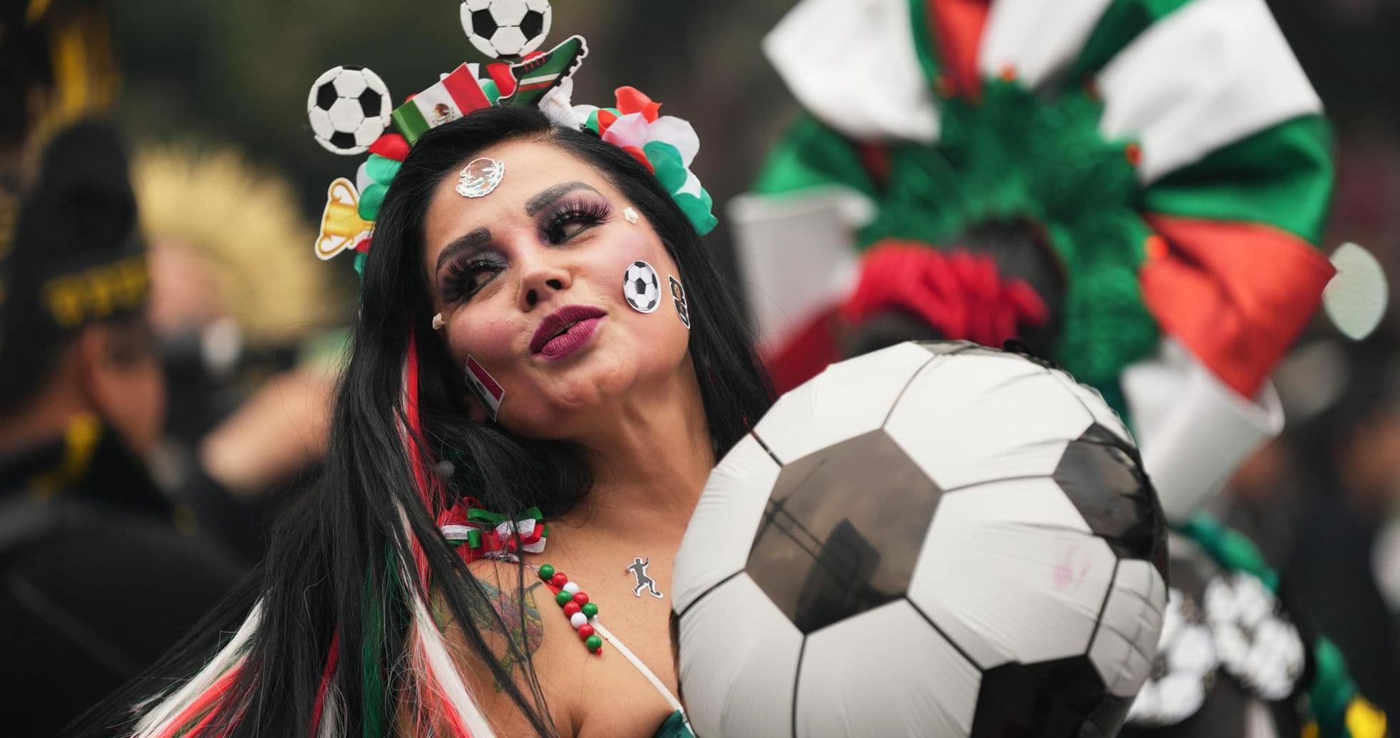 Femme avec un ballon de football lors de la fête Femme avec un ballon de football lors de la fête
