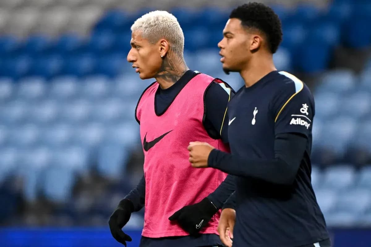 Deux joueurs de Tottenham s'échauffent avant le match Deux joueurs de Tottenham s'échauffent avant le match