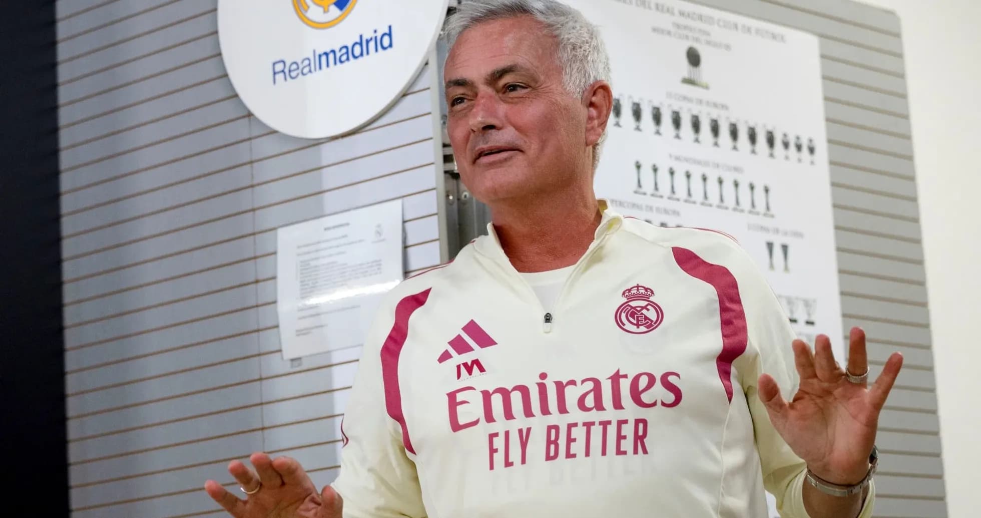 Entraîneur parlant dans les locaux du Real Madrid Entraîneur parlant dans les locaux du Real Madrid